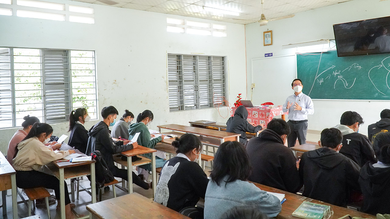 TBD hướng nghiệp học sinh toàn khối 12 THPT Nguyễn Huệ (Khánh Hòa)