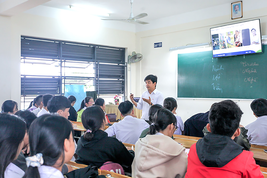 ĐH TBD hướng nghiệp cho 300 học sinh THPT Phạm Văn Đồng