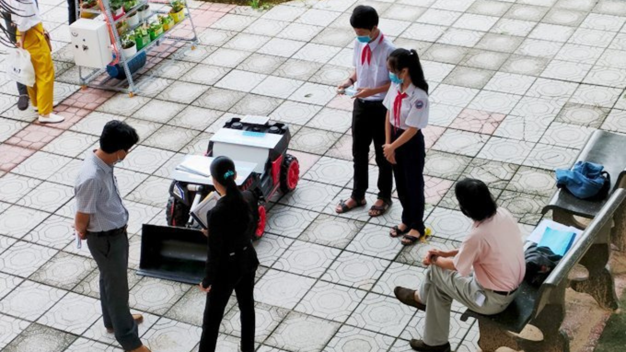 Hai học sinh chế tạo máy thu muối tự động