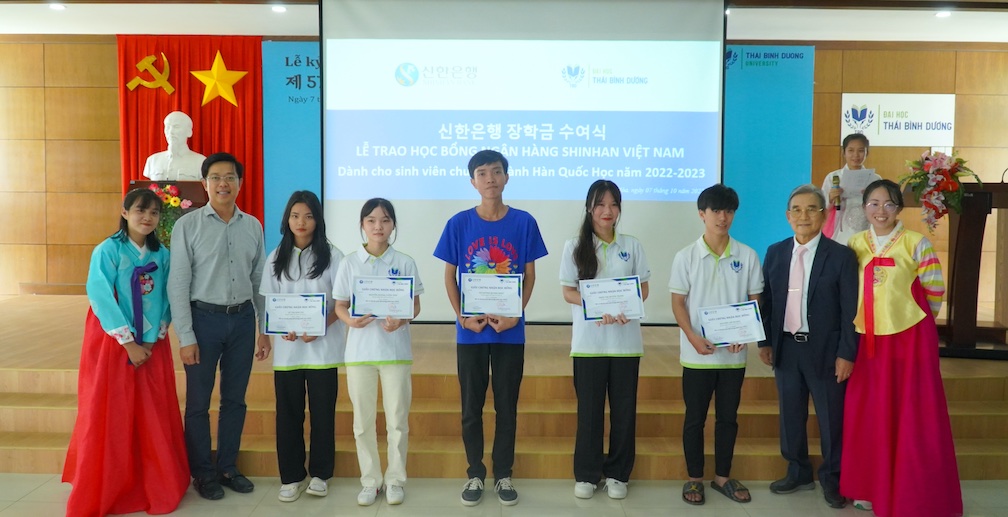 sinh viên ngành ngôn ngữ Hàn nhận học bổng