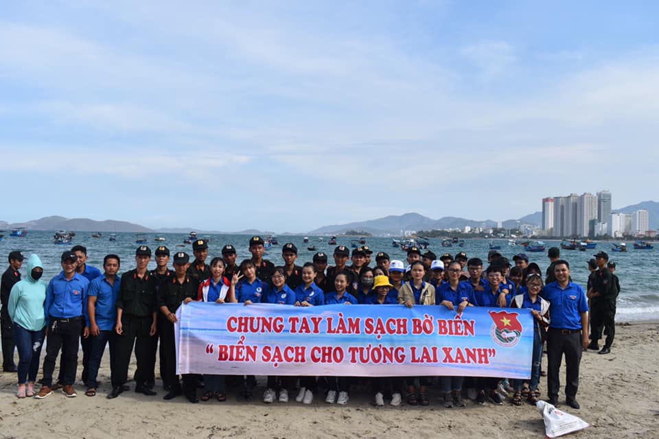 Đoàn Trường ĐH Thái Bình Dương chung tay làm sạch bờ biển Nha Trang