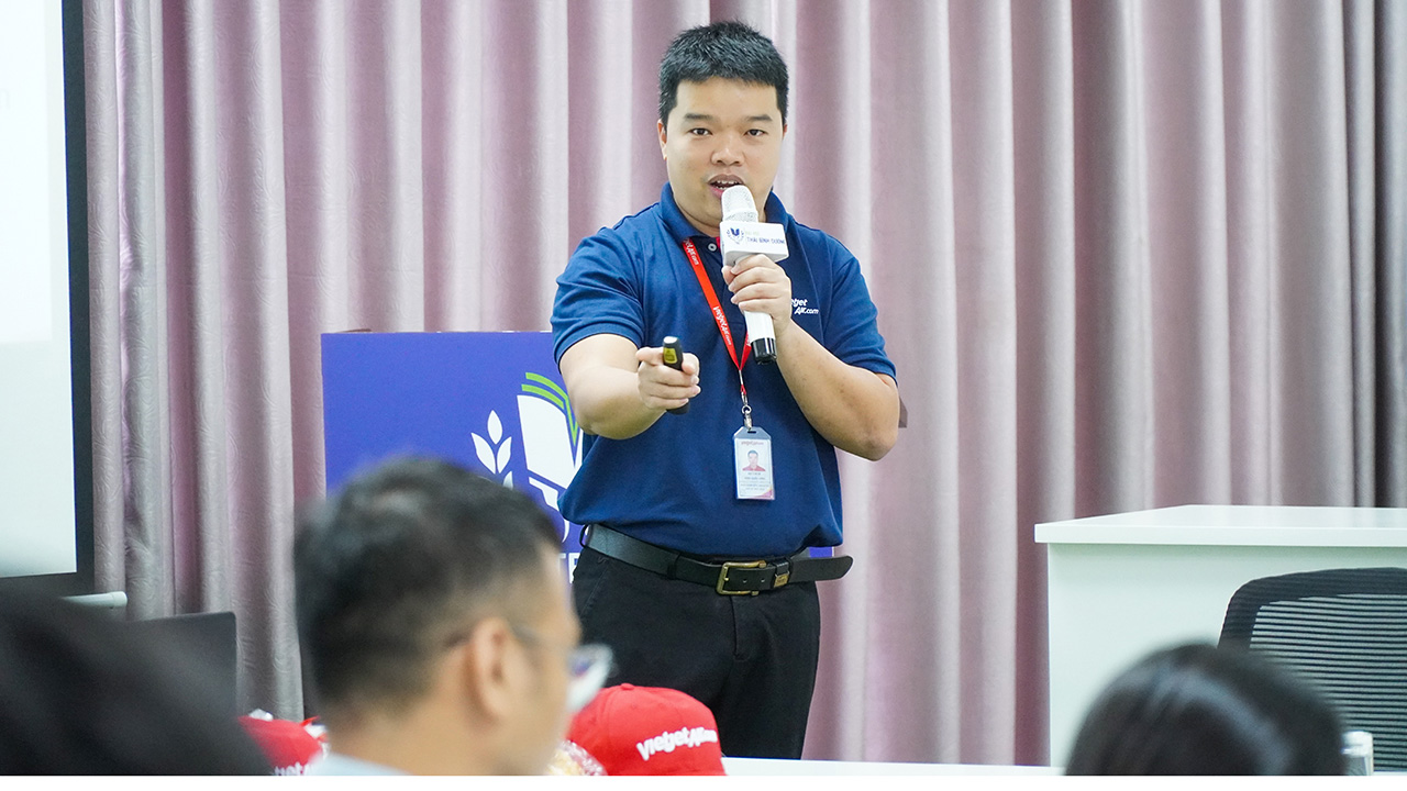 Vietjet Air Human Resources Director Shares Insights on Global Work Environment with TBD Students