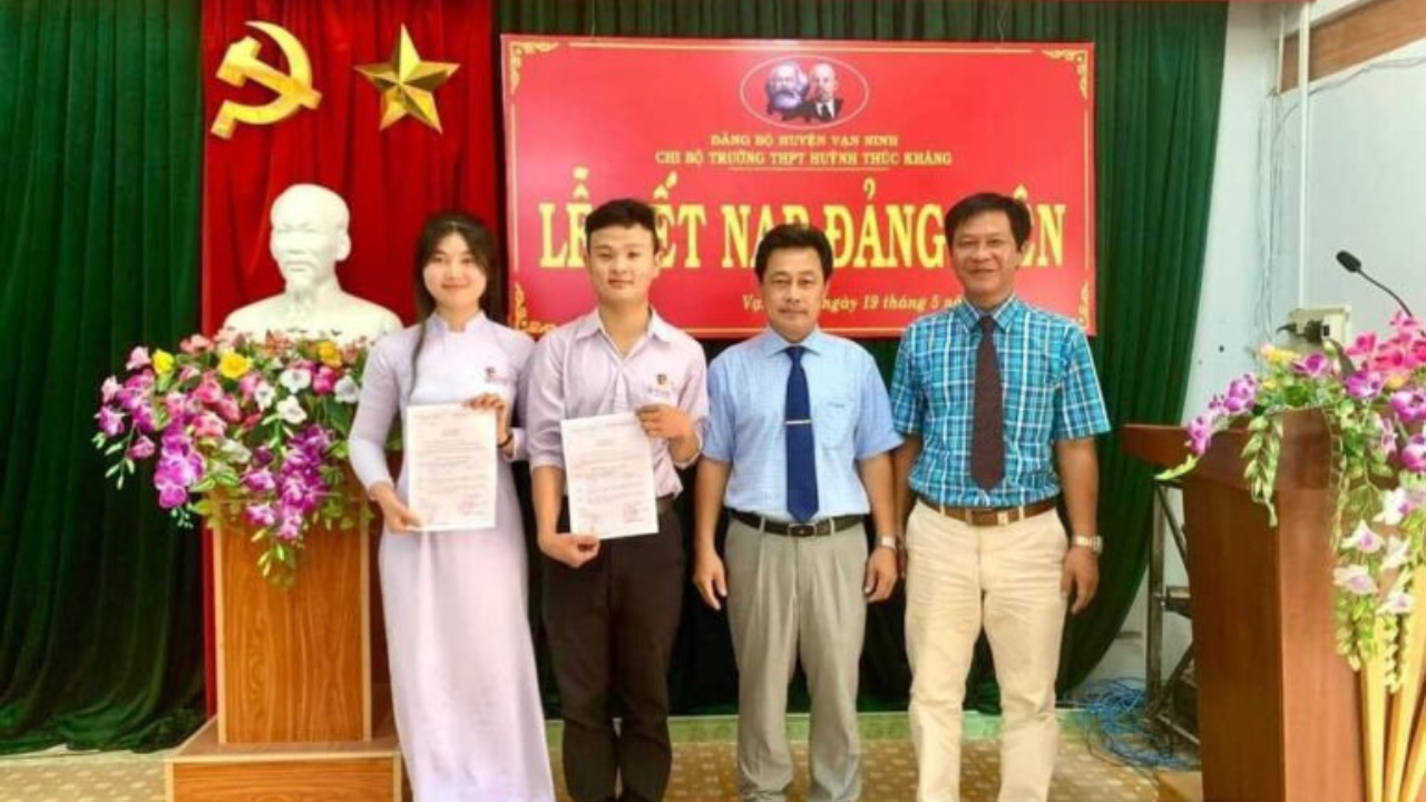 Kết nạp Đảng cho hai học sinh xuất sắc tại trường THPT Huỳnh Thúc Kháng (huyện Vạn Ninh)